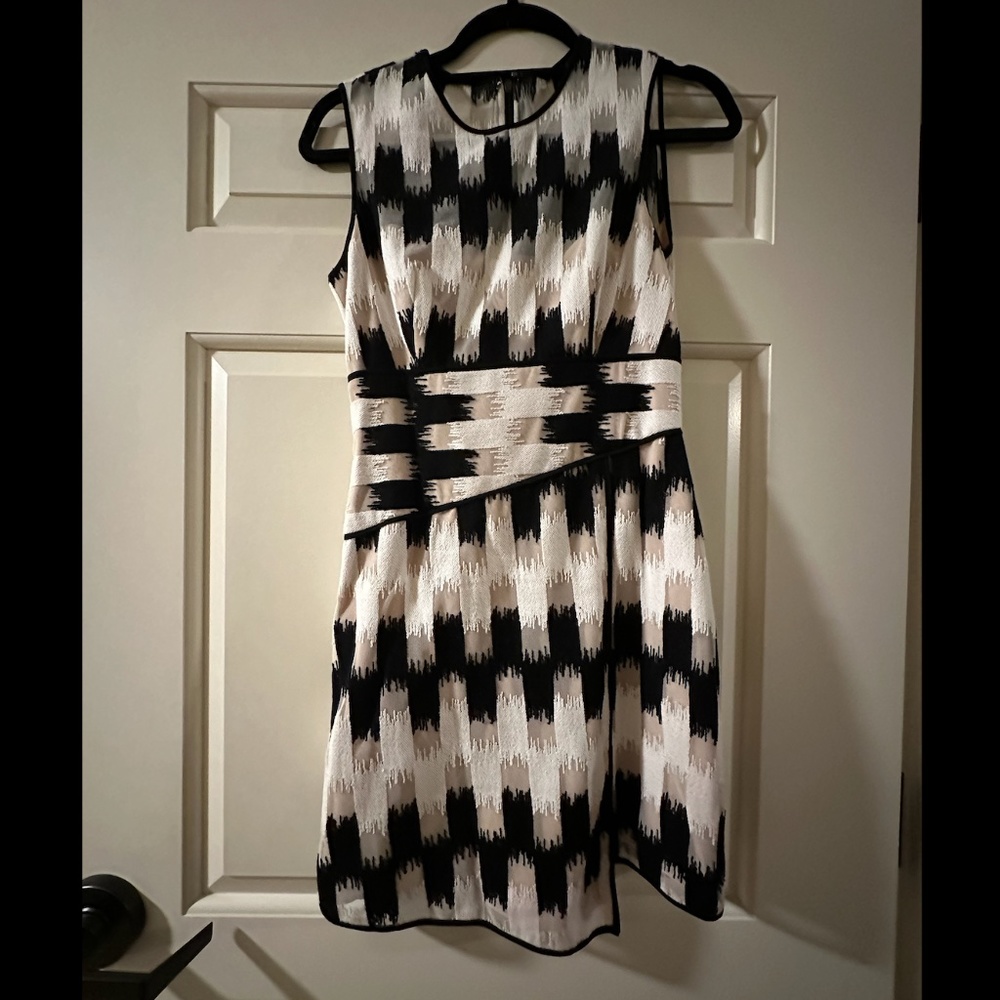 BCBGMaxAzria Black and White patterned Minidress in size 2 (Like New!)